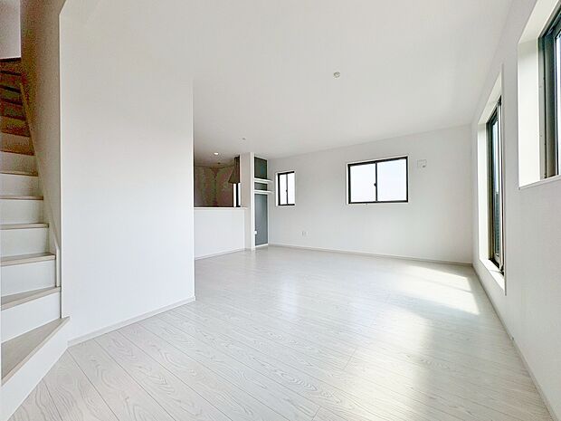 開放的なリビングは心地よい光と風に満ち溢れ家族が自然と集まる場所へ。