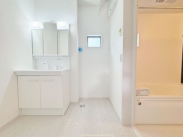 玄関のそばに洗面室を設けました。帰宅後すぐに手洗いできます。