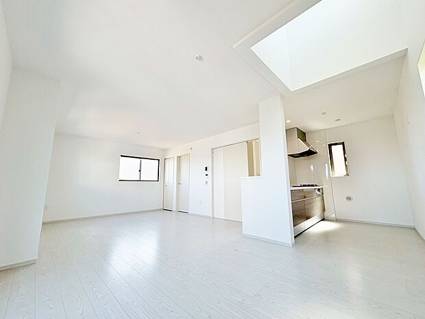 18．5帖のLDKは吹き抜けから陽光を豊かに採り入れ、明るく広がりのある空間を創出。