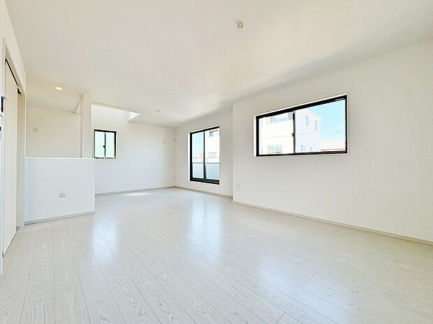 バルコニーに面したリビングは採光に富んだ設計で明るい空間を演出。