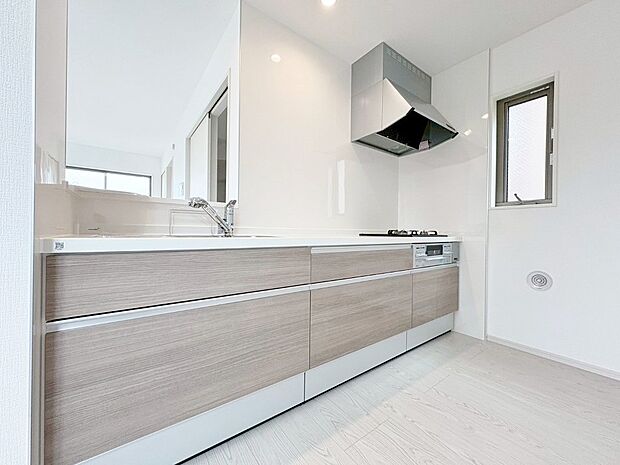 収納も多く、大きな鍋やフライパン、調味料などもスッキリ片付きます。