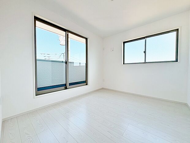 二面採光により陽光が差し込む温かみのあるお部屋。