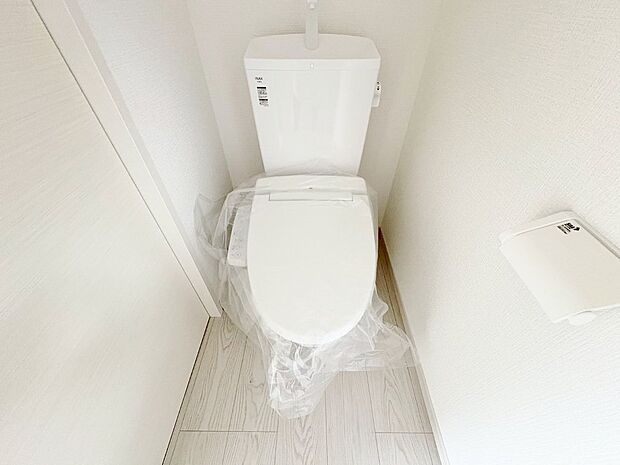 トイレは2ヶ所にあり、朝の慌しい時間も安心です。