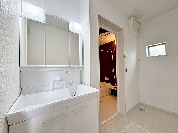 真っ白なユーティリティは清潔感がありますね。