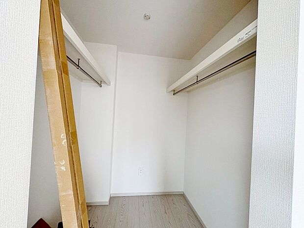 衣類の整理がしやすい収納力豊富なクローゼット。