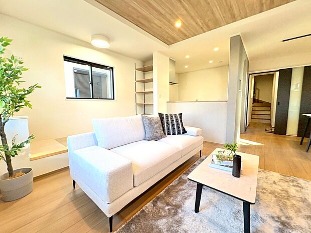 17．5帖LDKの一角にはカウンター付きタタミコーナーを設けています。