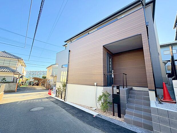 角地に面した邸宅。南東向きの明るいリビングが魅力。