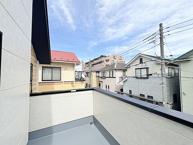 たくさんの日差しと風を受け洗濯物もすぐに乾きそう。