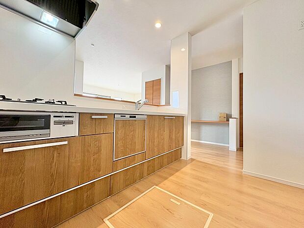 ナチュラルな木目が美しい、お洒落なキッチン。嬉しい食洗機付きです。