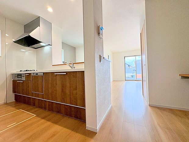 室内には豊かな陽光が注ぎ込み、爽やかな住空間を演出。