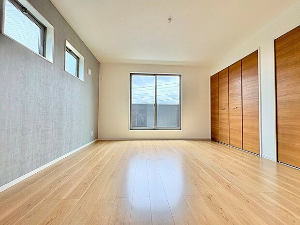 アクセントクロスが印象的な洋室。落ち着いた色合いでリラックスできます。