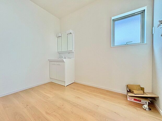 清潔感のある真っ白な洗面台は気持ち良く身支度できます。