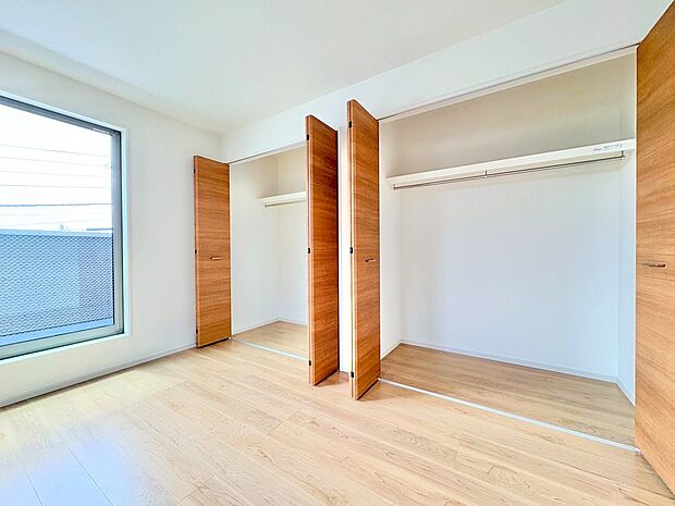 ダブルクローゼットを採用し、衣類や小物もスッキリと収納できます。