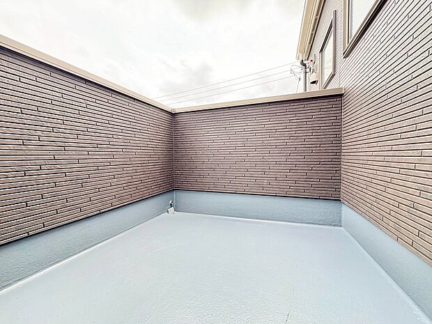 たくさんの日差しと風を受け洗濯物もすぐに乾きそうですね。