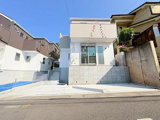 ゆとりの敷地43.6坪。独創性豊かな趣と重厚感・気高さを兼ね備えたお住まい。