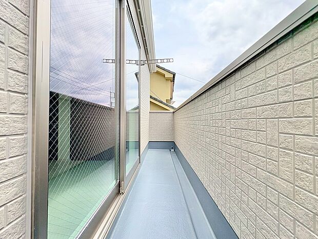 バルコニーに出た時、頬をなでる優しい風を感じます。