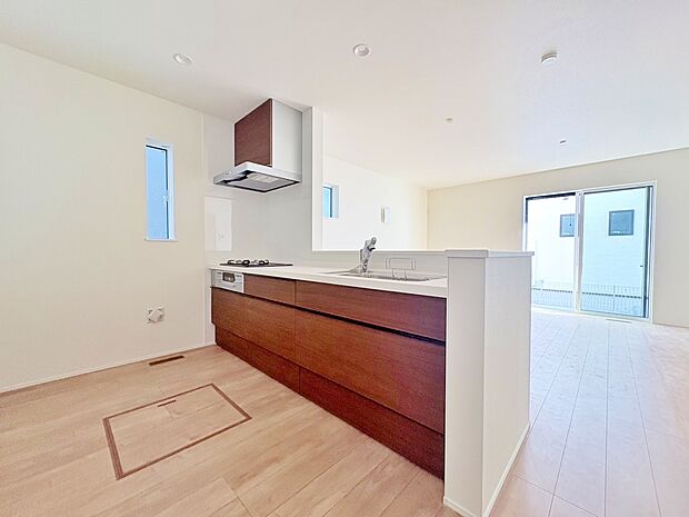 夫婦そろってキッチンに立っても調理しやすい余裕の広さ。