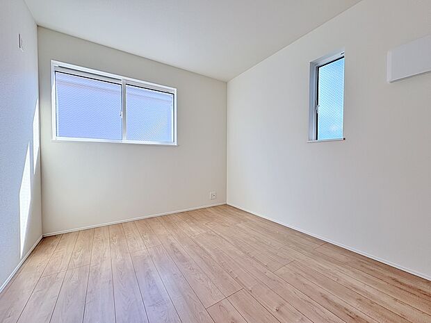 いつまでも輝き続けながらいつしか街の風景に溶け込んでいきます。