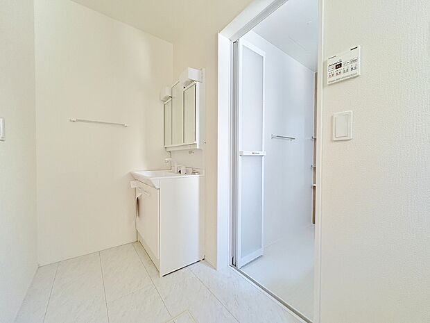 鏡の裏側には細かい物も収納でき、スッキリ片付いた洗面台に。