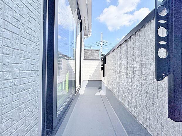 日差しを遮るもののないバルコニー。