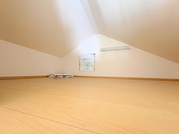 小屋裏を活用したロフトスペースには、思い出のアルバムなどすっきり収納できます。