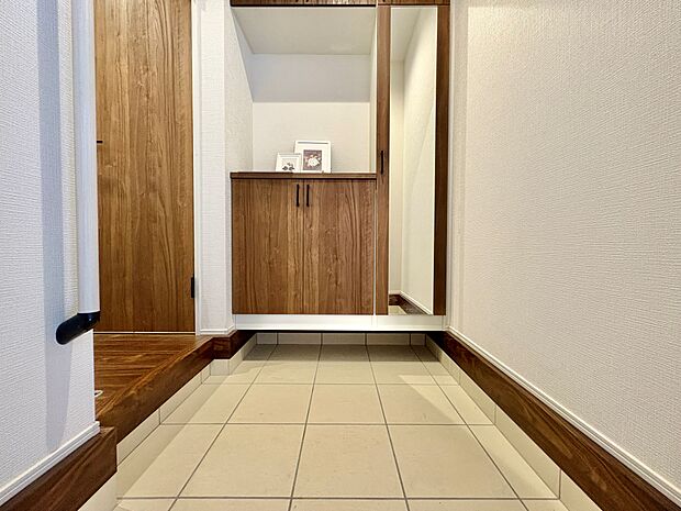 明るくコントラストのある開放感と清潔感を兼ね備えた玄関。