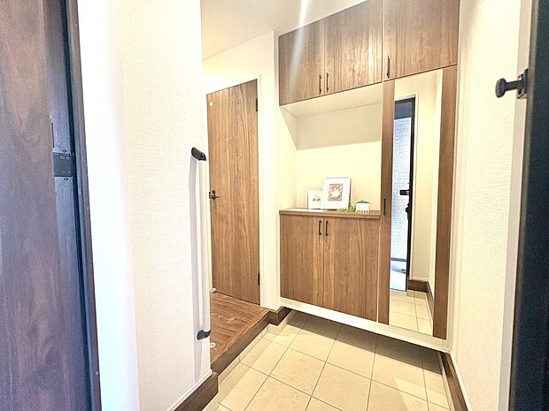 明るくコントラストのある開放感と清潔感を兼ね備えた玄関。