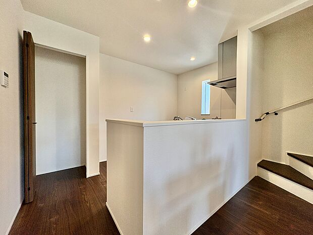 ダイニングとつながるキッチンからは家中が見渡せます。