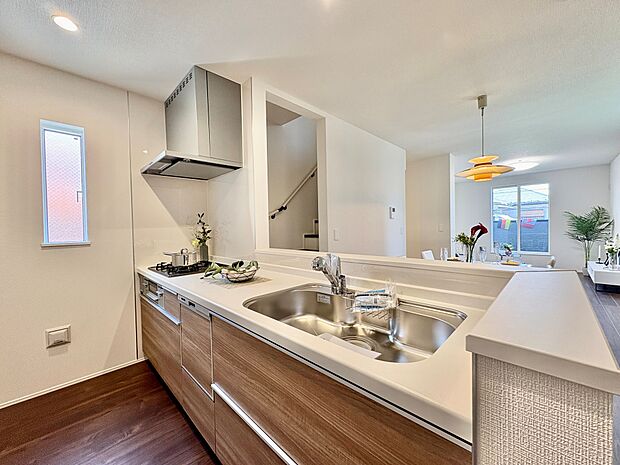 人気のおしゃれな対面式キッチンを採用しました。