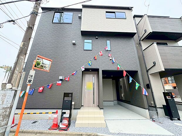 与野駅まで徒歩5分・北浦和駅まで徒歩15分の立地。南東角地に佇む陽当たり良好な4LDKのお住まい。