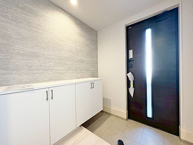 玄関にお花や写真を飾ってゲストをお出迎えするのも素敵です。