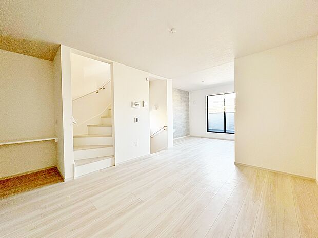 家族が集い、笑い、過ごす広く開放的な自遊空間。