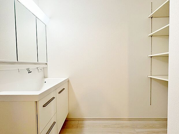 収納付きの洗面室。帰宅後すぐに手洗いできる1階に設けました。