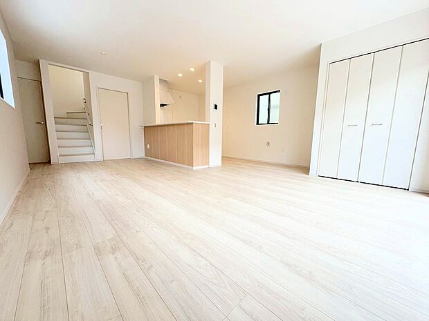 洗練された雰囲気のリビングは、長居したくなる居心地の良い空間です。