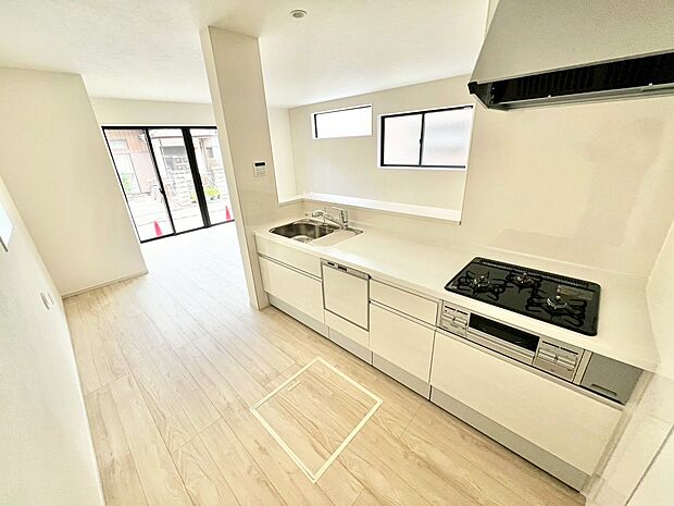 ホワイトを基調にした清潔感のあるキッチン。