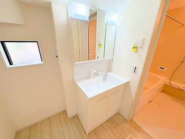 湿気がこもりやすい洗面所には窓があり換気がしっかり行えます。