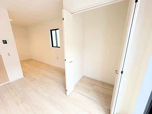 様々なものを共有できるリビング収納。多彩な収納で空間を有効活用できます。