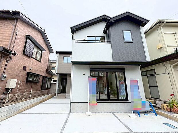 岩槻駅まで徒歩17分の立地です。気品と落着きを醸成する佇まいです。