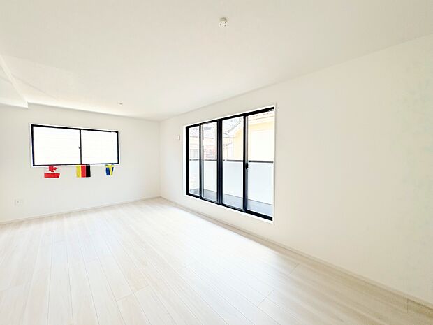 大きな窓から差し込む光が心地良い2階ＬＤＫ。