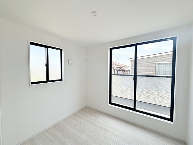 二面採光により陽光が差し込む温かみのあるお部屋。