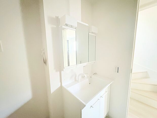 散らかりがちな洗面化粧台も収納があればすっきり。