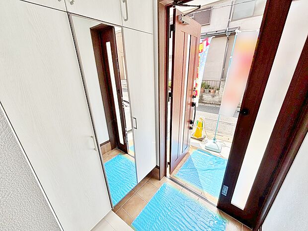 鏡が設置されているので、お洋服に合わせて靴もコーディネートしやすくなります。