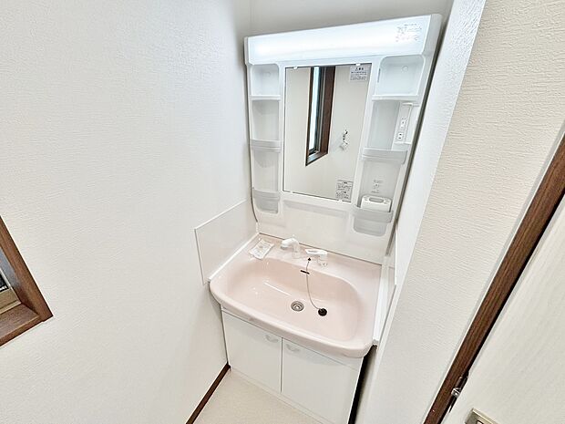 毎日使う場所だから、清潔感のあるシンプルな洗面台を設置しました。