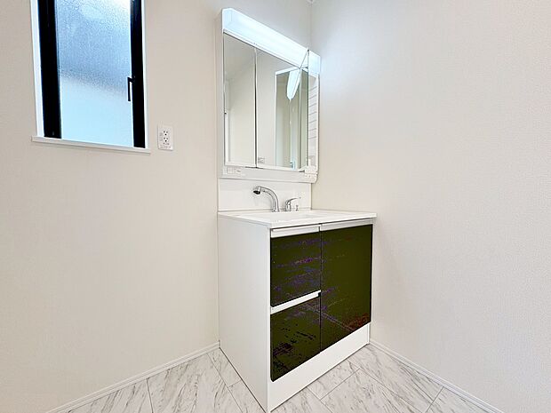 鏡の裏側には細かい物も収納でき、スッキリ片付いた洗面台に。