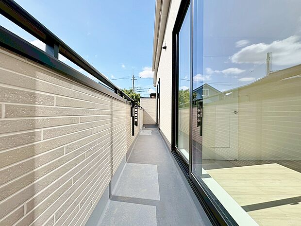 2部屋に面したバルコニーは洗濯物や布団干しにも便利です。