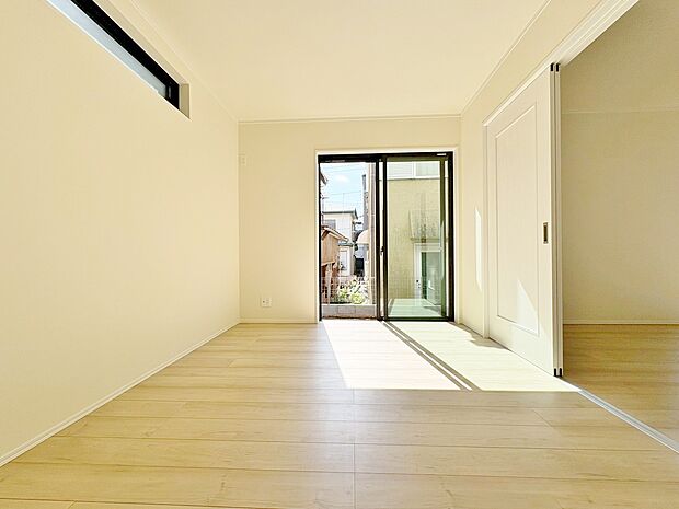 キッズルームやゲストルームとして活躍する続き間洋室です。