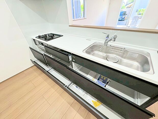 収納も多く、大きな鍋やフライパン、調味料などもスッキリ片付きます。