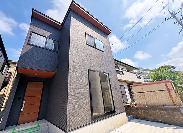 小学校まで徒歩5分、徒歩圏内にスーパーや公園のある立地です。