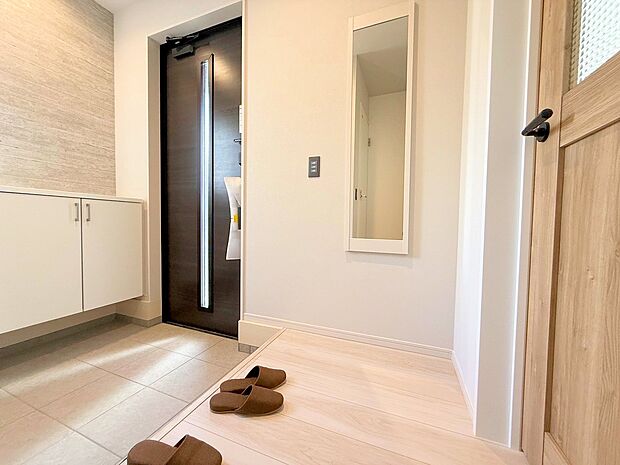 「行ってきます」と「ただいま」はこの玄関から始まります。