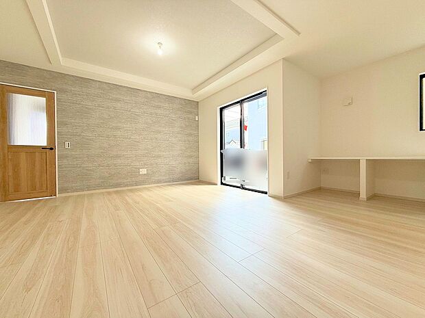 リビングの一角にはスタディカウンター付き。PC作業や読書にもおすすめ。